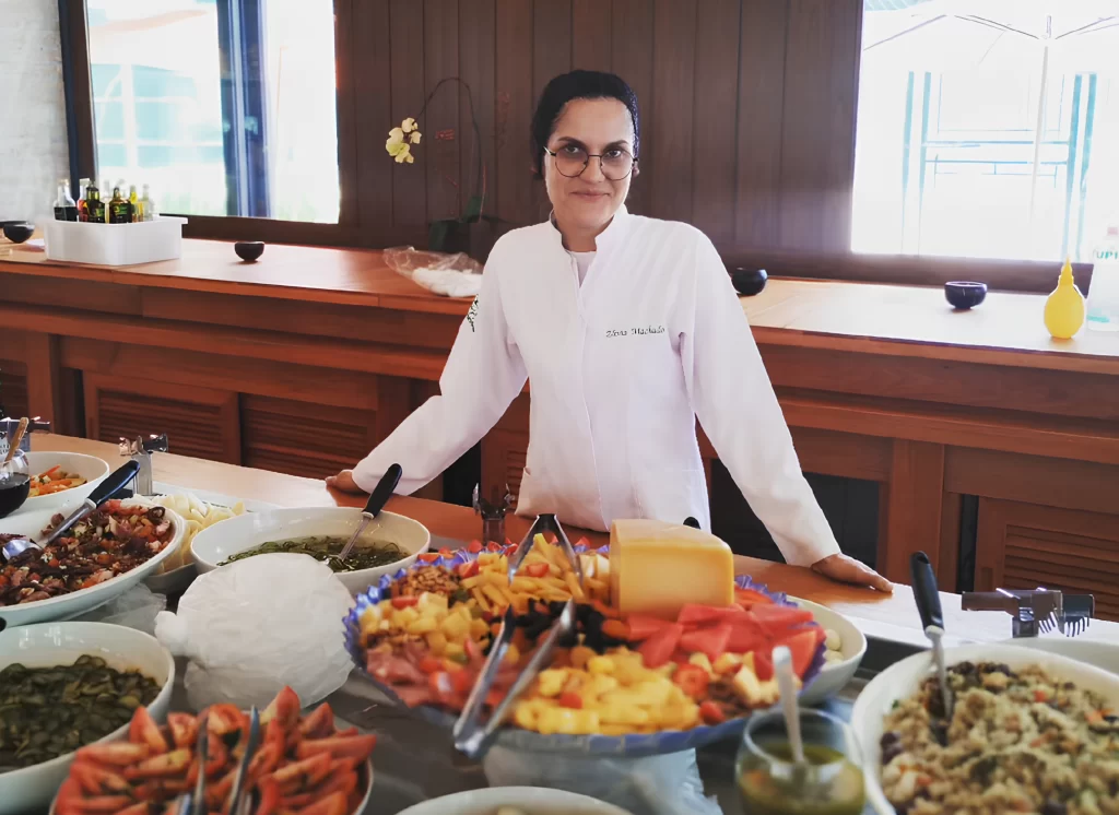 Imagem da nutricionista Zânia Machado trabalhando em um dos clientes (restaurante)